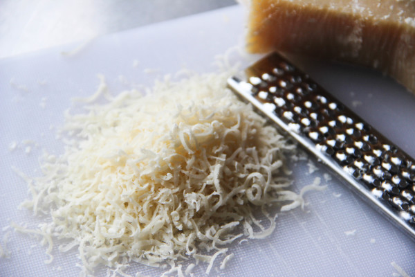 パルメザンチーズは家で削るのが一番。